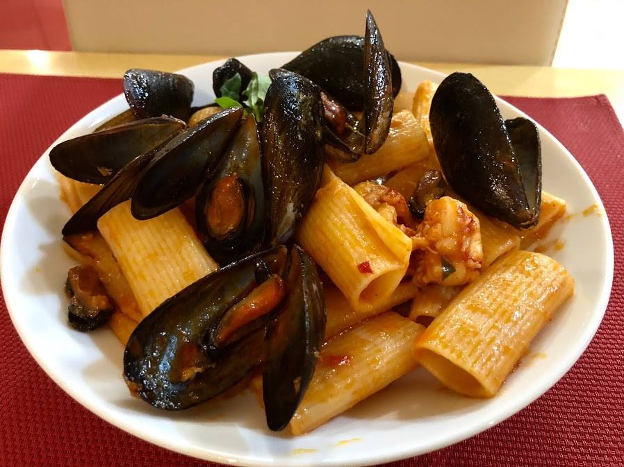 pasta - tortiglioni with open mussels