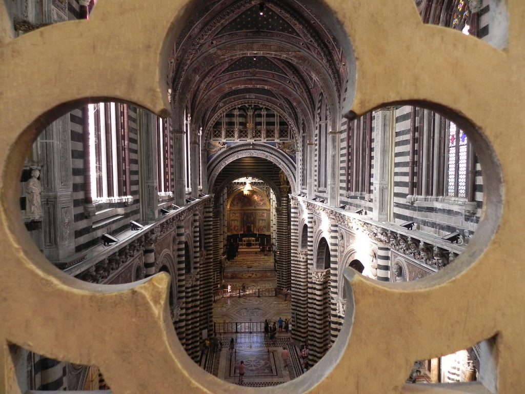 Interno del Duomo di Siena con tipica colorazione del marmo bianco e nero

