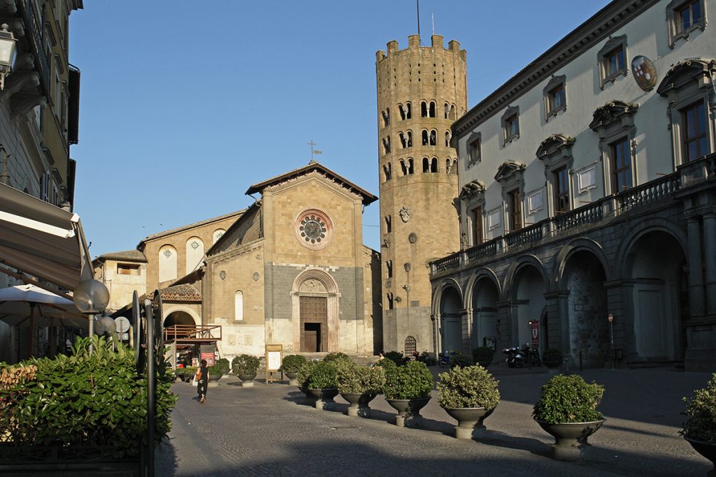 piazza della città di Orvieto con chiesa sullo sfondo 