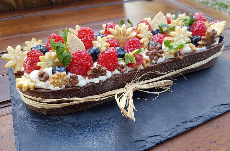 shortcrust pastry boat with cream and fruit