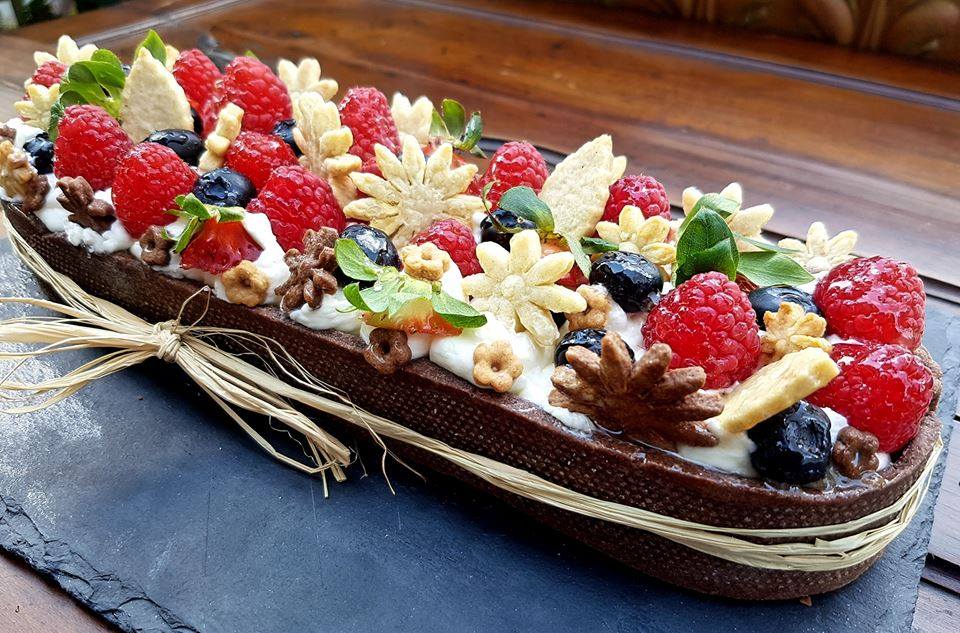 shortcrust pastru boat with cream and raspberries