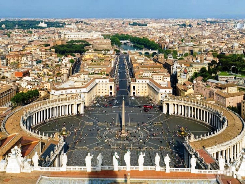 St. Peter's Basilica: the square