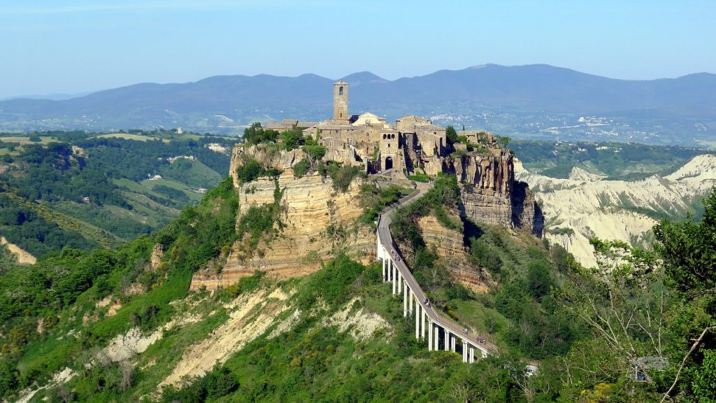 Civita di Bagnoregio. L'antico borgo arroccato su un altopiano verdeggiante