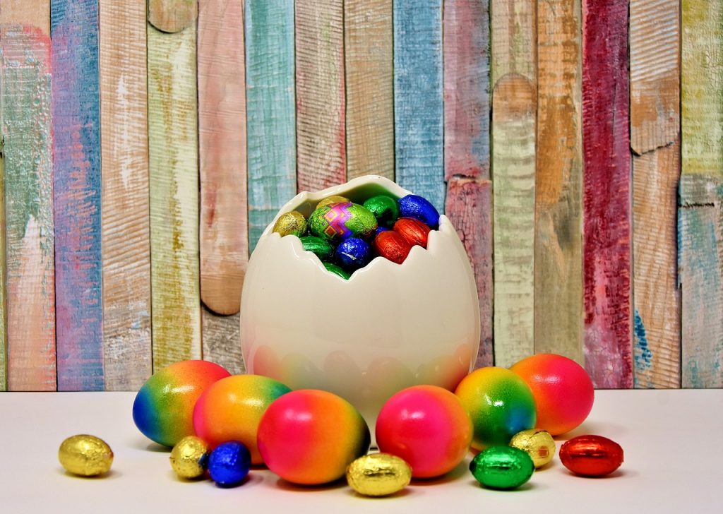 Uovo di Pasqua. Scultura in ceramica rappresentante un uovo rotto dal quale fuoriescono tanti piccoli ovetti colorati