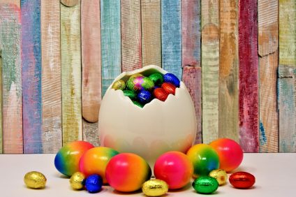 Uovo di Pasqua. Scultura in ceramica rappresentante un uovo rotto dal quale fuoriescono tanti piccoli ovetti colorati