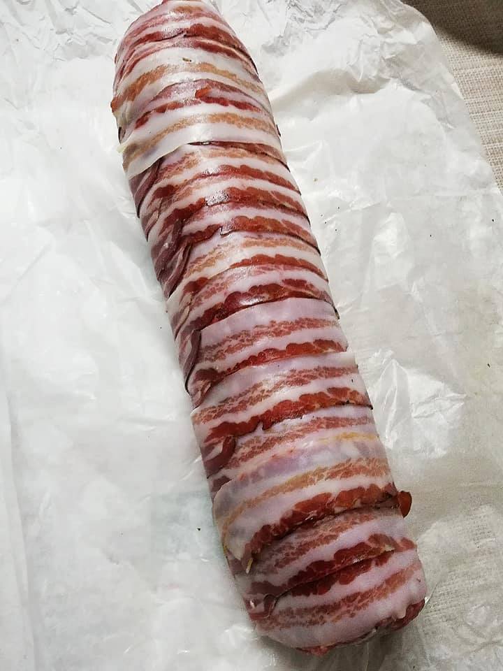 polpettone arrotolato nel bacon pronto per essere cucinato