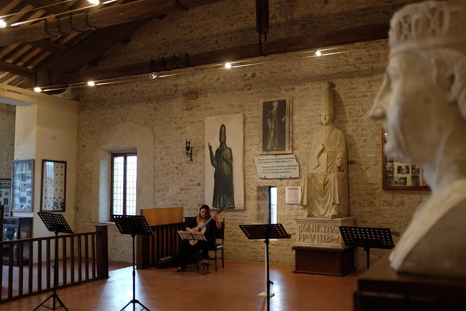 la sala dedicata a papa bonifacio VIII nel palazzo dei papi