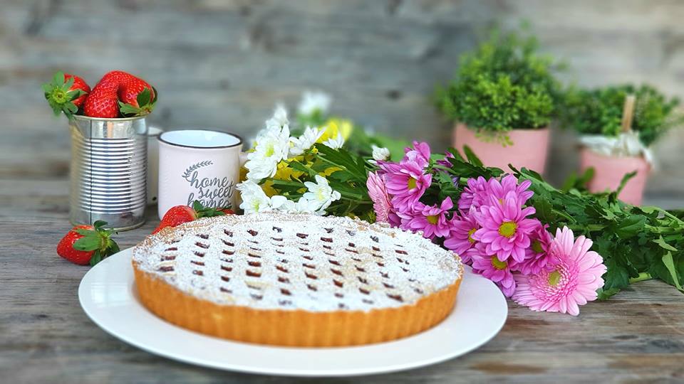 tarte sablée classique et fleurs