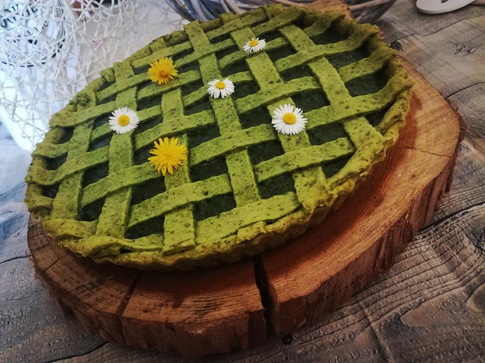 crostata verde di brisée agli spinaci con sopra dei fiori decorativi