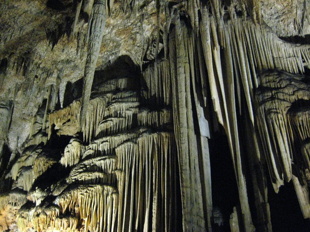 Sadali. Cave in which stand out the stalactites