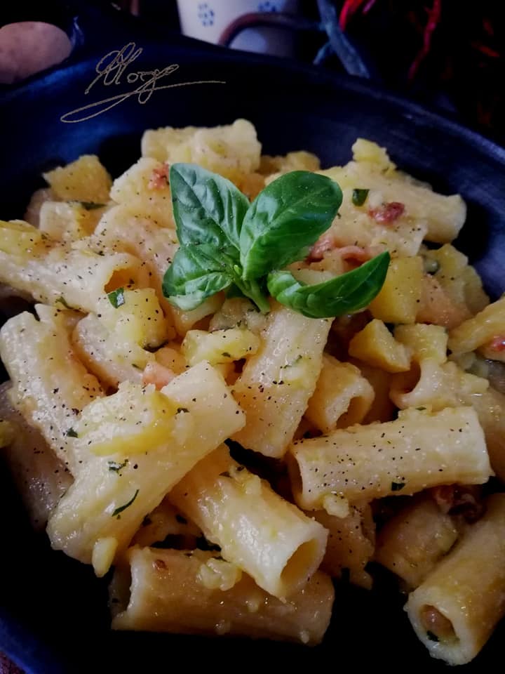 primo piano dei Rigatoni con patate guanciale e basilico