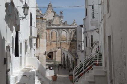 White limestone houses in Ostuni to protect themselves from the sun