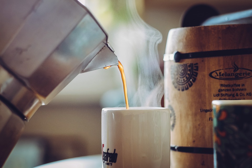 la moka - foto di una caffettiera mentre versa il caffè