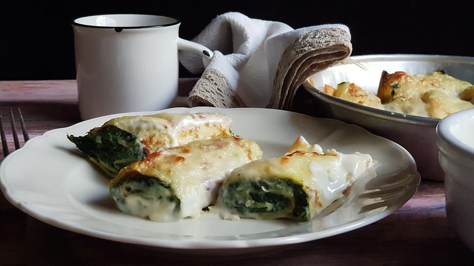 piatto con crepes con ricotta e spinaci