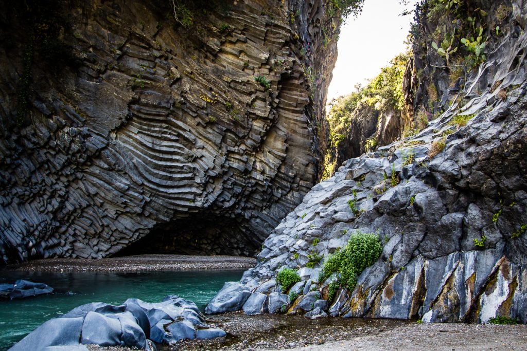 Le Gole dell'Alcantara che affascinano con il loro rude paesaggio roccioso