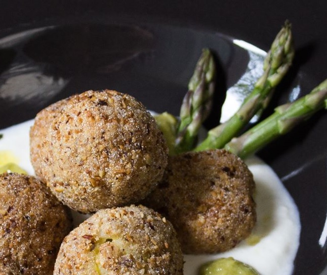 primo piano degli Arancini di riso agli asparagi con mousse di mozzarella