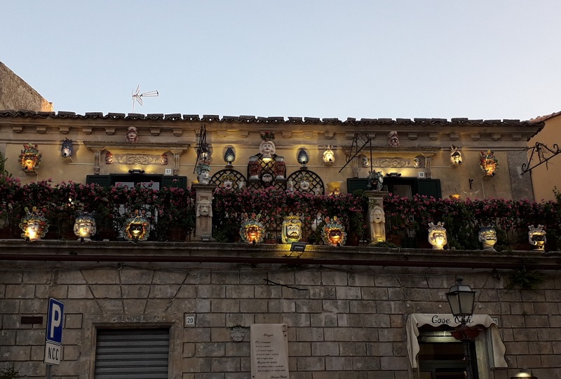 Un balcón de un palacio siciliano con las típicas cabezas de páramo