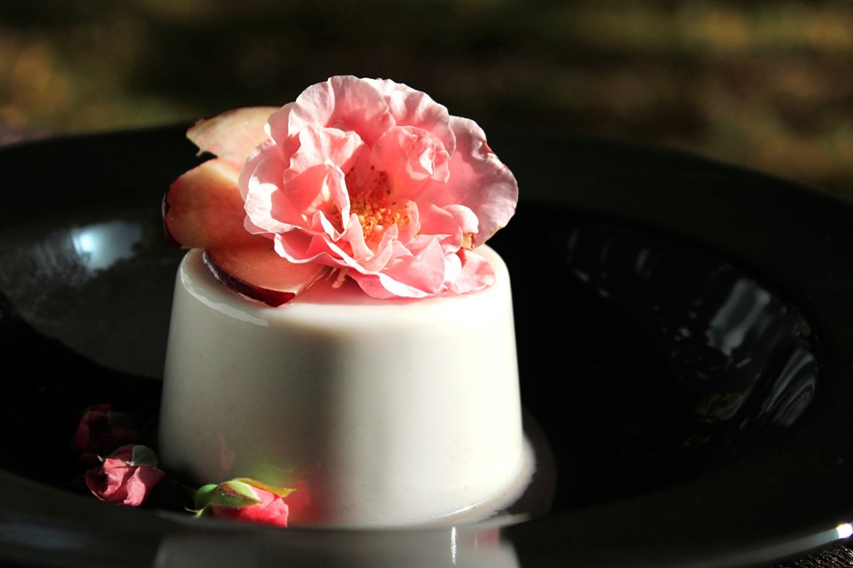 Panna cotta alle pesche con sciroppo di rose decorata con fiore