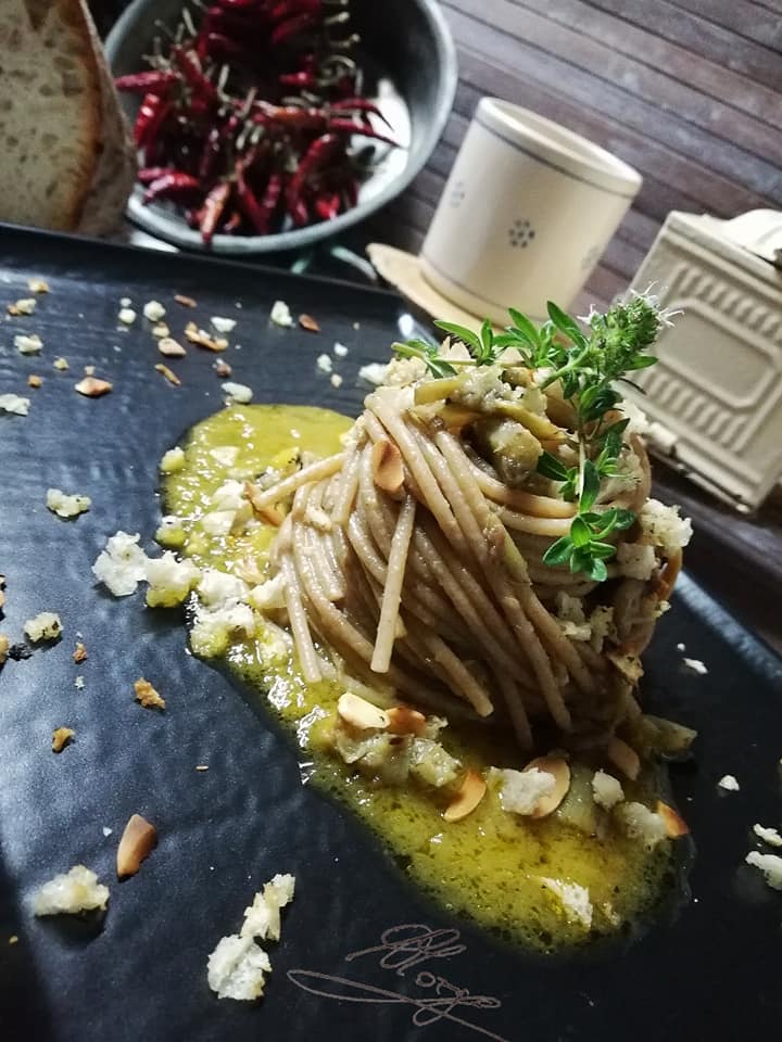 wholewheat spaghetti with almond, parsley and yellow cherry tomatoes