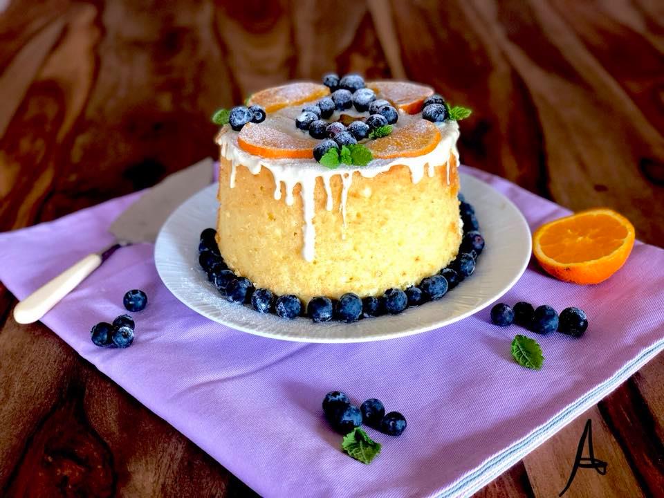 assiette avec gâteau en mousseline de soie à l'orange, chocolat blanc et bleuets