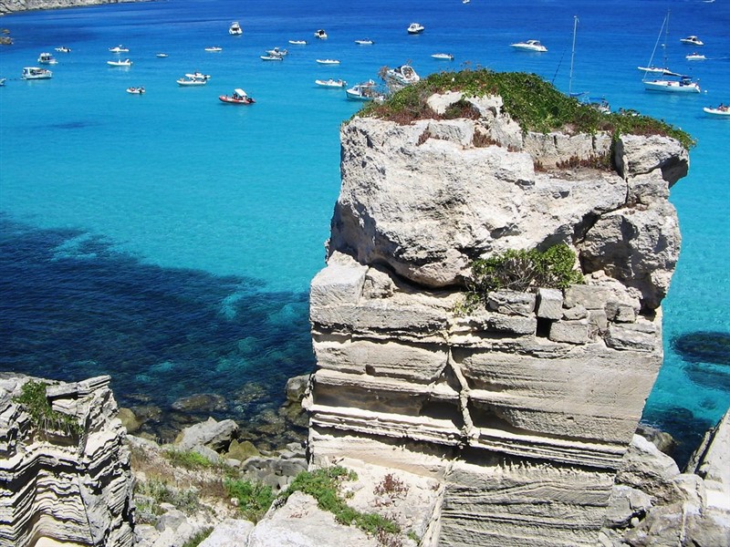 the limestone white of the Cala Rossa cliff