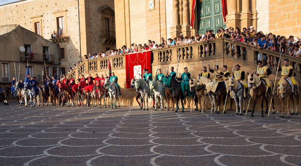 Figuring on horseback in the Palio of norman