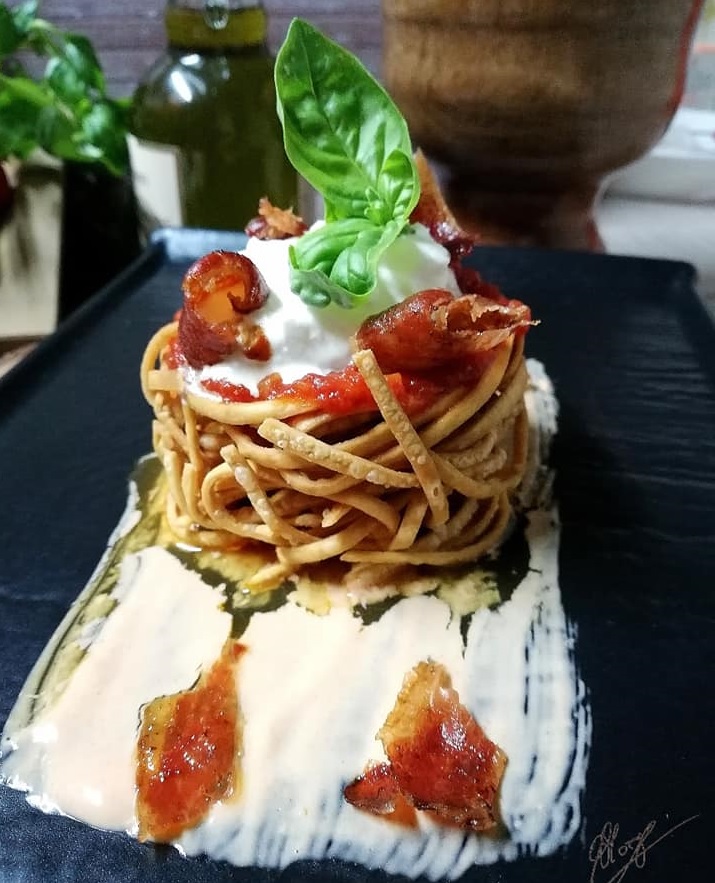 Nidi di linguine fritte all'italiana con basilico