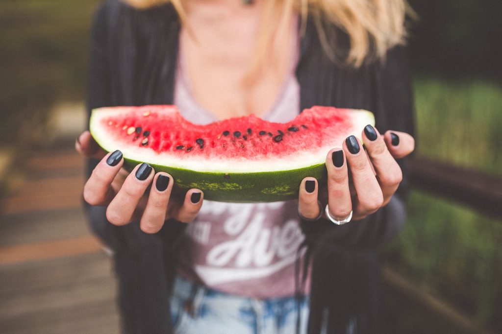 Ferragosto - busto di donna che porta un melone