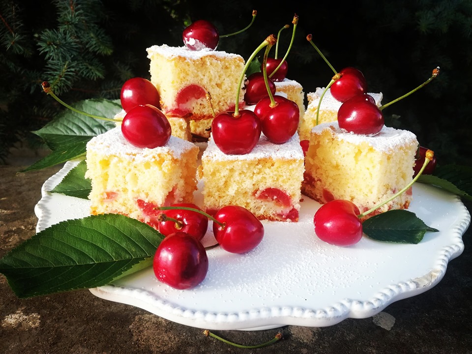 dosseret avec des carrés moelleux aux cerises