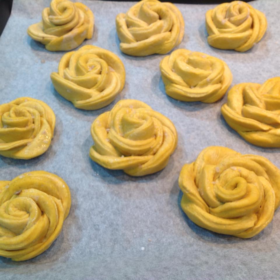 Bread roses with pumpkin and smoked Maldon salt crystals on baking paper