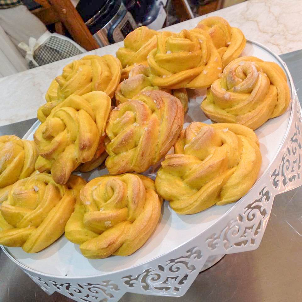 Bread roses with pumpkin and smoked Maldon salt crystals 