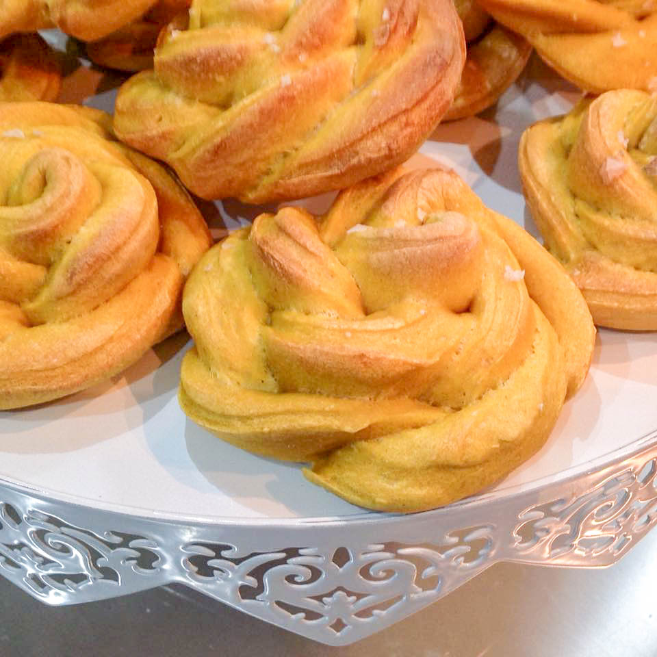 particolare delle Rose di pane con zucca e cristalli di sale di Maldon affumicato