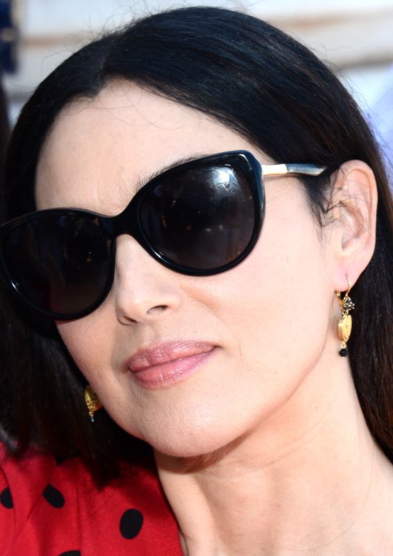 primo piano di Monica Bellucci con gli occhiali da sole