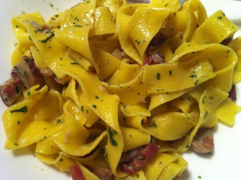 Le pappardelle fatte con i funghi porcini e lo speck