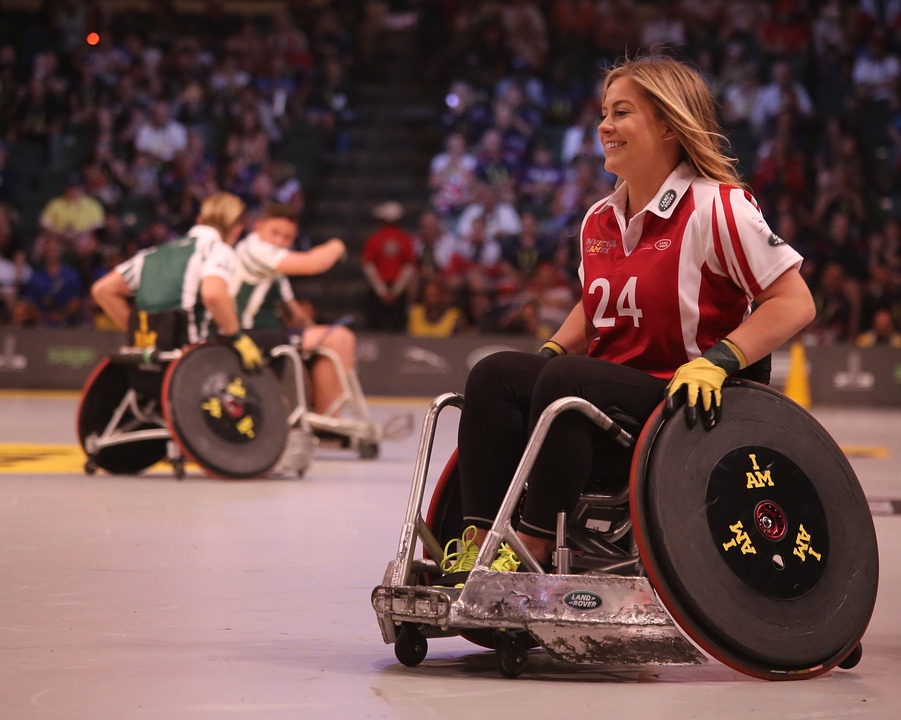 AISM - fille handicapée dans un fauteuil roulant pendant un jeu