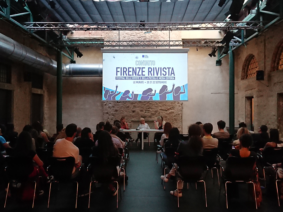 firenzerivista - sitzende Leute, die der Konferenz zuhören