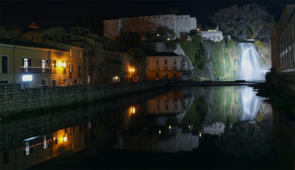 Isola del Liri em visão noturna