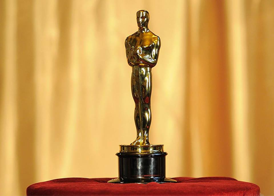 die oscar-statuette, die an lina wertmüller geliefert wird