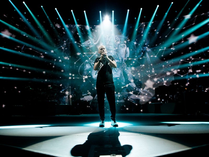 Eros Ramazzotti vestito di nero sul palco durante una esibizione