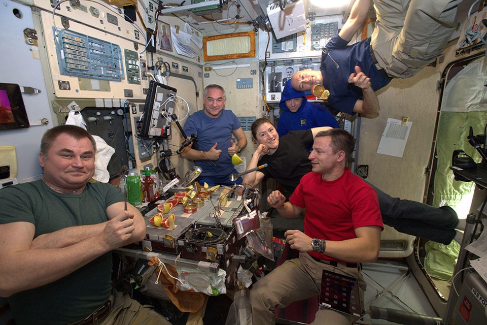 la stazione orbitante nello spazio con gli astronauti