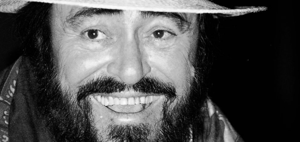 Schwarz-Weiß-Foto von Luciano Pavarotti lächelnd