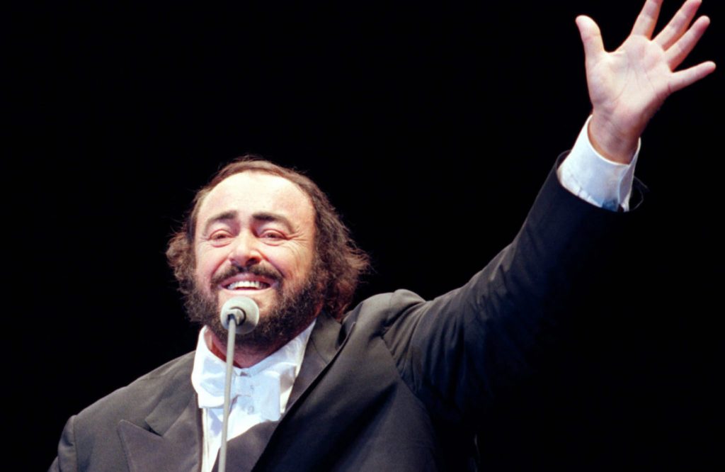 Luciano Pavarotti sul palco saluta il pubblico