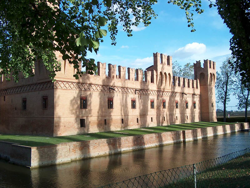 Castelli - Il fossato con il fiume che circonda il castello