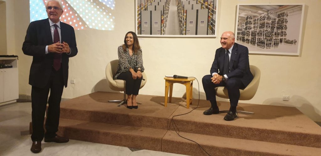 E. Marinella - Paola Stranges und Maurizio Marinella hören die Rede von Mario Sammartino Botschafter von Italien in Malta