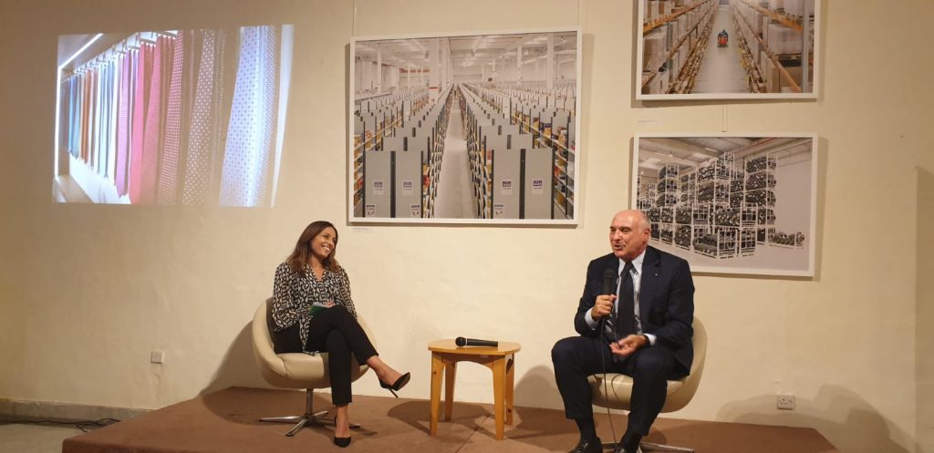 E. Marinella - il Dottor Maurizio Marinella sul palco insieme a Paola Stranges parla della sua attività