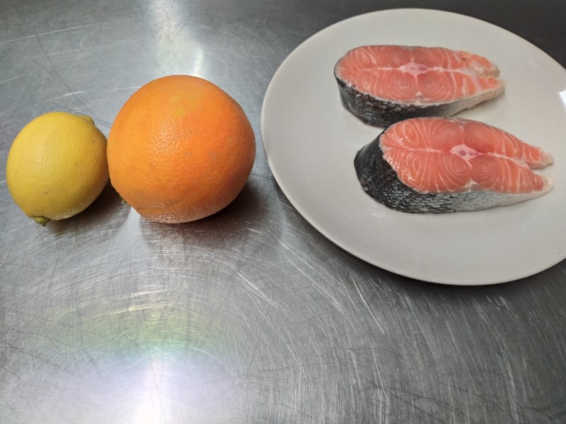 Salmon with chestnut honey and citrus fruits 