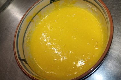La pasta alla carbonara - Uova e pecorino miscelati