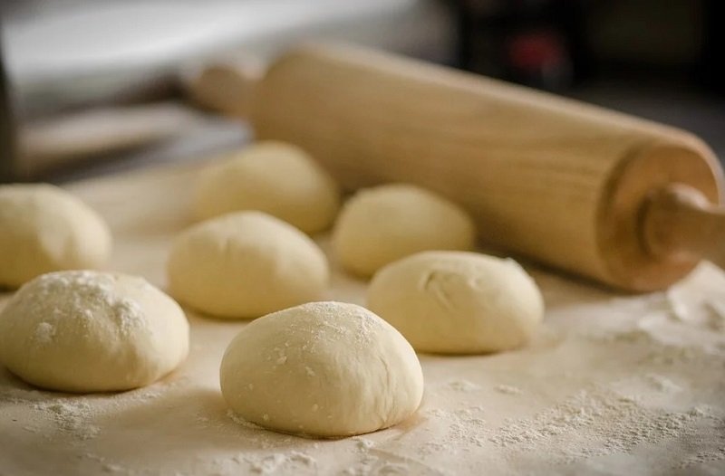 The pizza dough typical of Italian cuisine