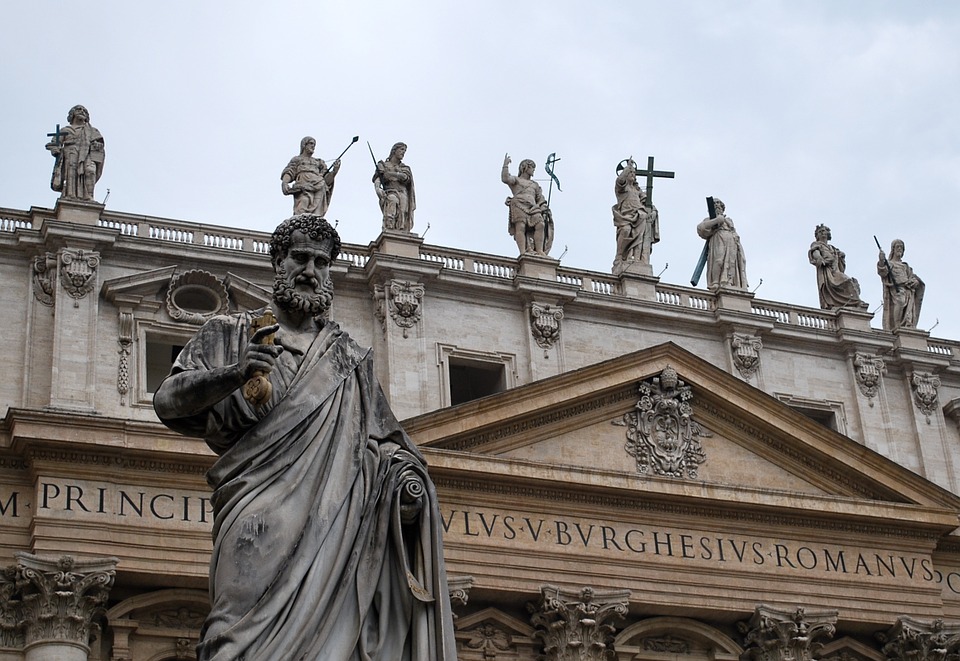 la basilica con le statue sul tetto