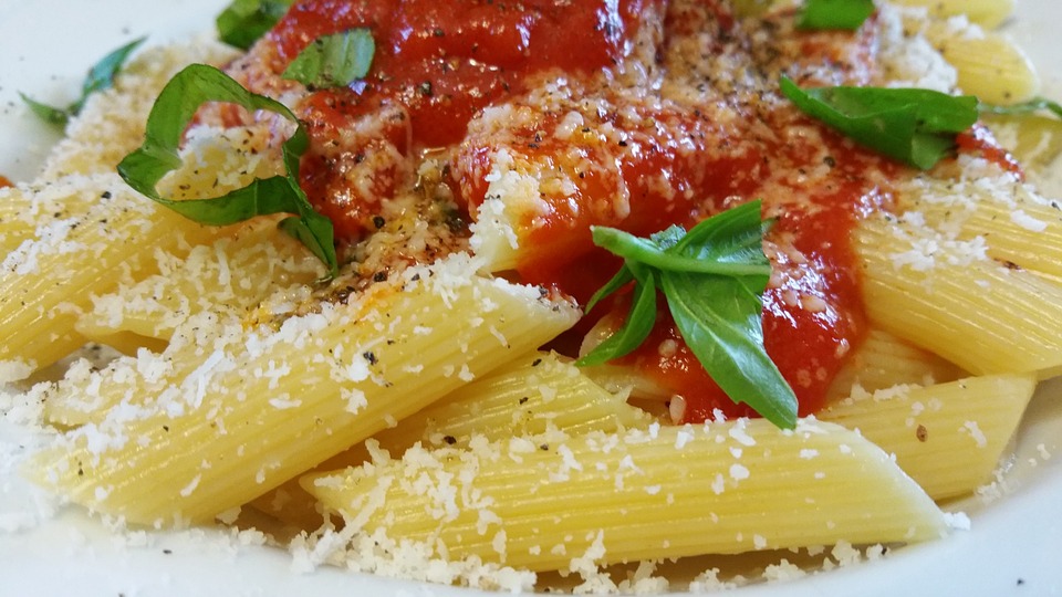 La pasta con il pomodoro e il basilico tipica della cucina italiana